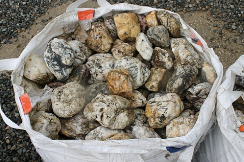 Kamenclub.ru: Кварцевый валунчик фр.100-300 мм.  купить в Ижевске кварц белый, бежевый молочный рыжий крупный природный камень галечник 7850 руб/т   фото КАМЕНЬ КЛУБ