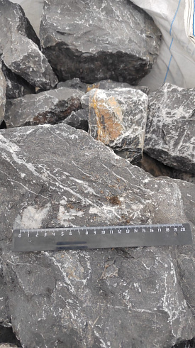 Kamenclub.ru: Черный мрамор скальник фр. 100-500 мм.  купить в Ижевске мрамор черный белый серый крупный колотый валун ландшафтный 8500 руб/т   фото КАМЕНЬ КЛУБ