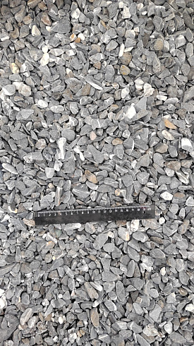 Kamenclub.ru: Щебень галтованный черный (мрамор) фр.10-20 мм.  купить в Ижевске мрамор черный с белыми прожилками, черный, белый окатанный округлый ландшафтный декоративный щебень 15000 руб/т   фото КАМЕНЬ КЛУБ