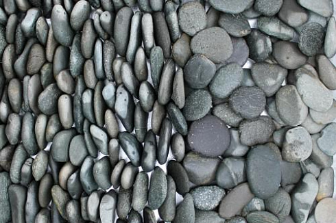 Kamenclub.ru: Галька речная плоская (темно-серая) фр. 70-150 мм. купить  в Ижевске галечник природный темно-серый серый синий речная плоская природная окатанная  9000 руб/т   фото КАМЕНЬ КЛУБ