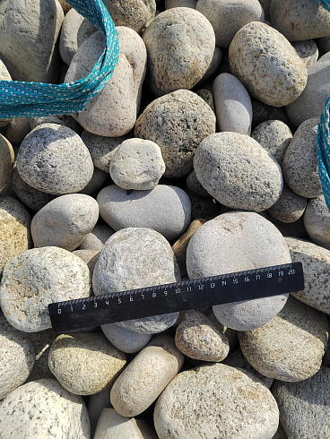 Kamenclub.ru: Галька речная окат (серо-белая) фр. 70-120 мм купить  в Ижевске галька галечник бело-серая, серо-белая, серая, белая речная природная галька  8000 руб/т   фото КАМЕНЬ КЛУБ