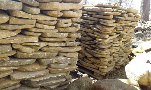 Kamenclub.ru: Песчаник колотый для облицовки (фр. 2-3 см)  купить в Ижевске песчаник бежевый серый рыжий песчаник строительный 5000 руб/т   фото КАМЕНЬ КЛУБ