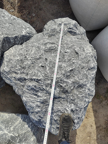 Kamenclub.ru: Черный мрамор скальник фр. 1000-1500 мм.  купить в Ижевске мрамор черный белый серый крупный колотый валун ландшафтный 9000 руб/т   фото КАМЕНЬ КЛУБ