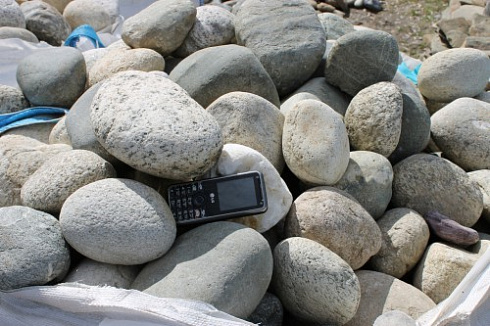 Kamenclub.ru: Речной валун (Ассорти) фр.100-300 мм.  купить в Ижевске галечник серый, темно-серый, светло-серый речная галька крупных размеров 4200 руб/т   фото КАМЕНЬ КЛУБ