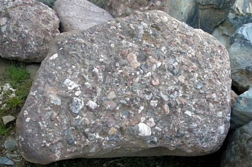 Kamenclub.ru: Конгломераты фр. 300-1000 мм.  купить в Ижевске кварц мрамор диабаз коричневый, серый зеленоватый речной валун крупный 6500 руб/т   фото КАМЕНЬ КЛУБ