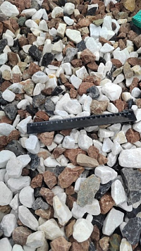 Kamenclub.ru: Мраморная крошка (щебень крошка микс : белый-черный-розовый) фр. 20-40 мм.  купить в Ижевске мрамор белый, черный, розовый декоративная ландшафтная крошка 12000 руб/т   фото КАМЕНЬ КЛУБ