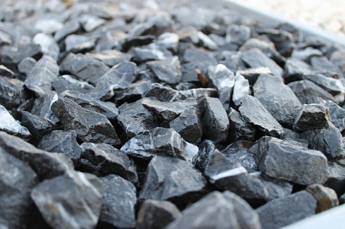 Kamenclub.ru: Щебень крошка черный (мрамор) фр. 20-40 мм.  купить в Ижевске мрамор черный с белыми прожилками мраморная каменная крошка 11000 руб/т   фото КАМЕНЬ КЛУБ