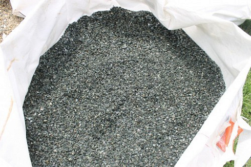 Kamenclub.ru: Щебень крошка зеленый (змеевик) фр. 5-10 мм  купить в Ижевске змеевик зеленый, салатовый ландшафтный декоративный щебень крошка 7 200 руб/т   фото КАМЕНЬ КЛУБ