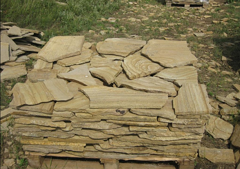 Kamenclub.ru: Песчаник пластушка желтый с разводом под дерево (2 см)  купить в Ижевске плитняк желтый с разводами, желтый, рыжий, серый песчаник пластушка рваная ландшафтная 11 000 руб/м3   фото КАМЕНЬ КЛУБ