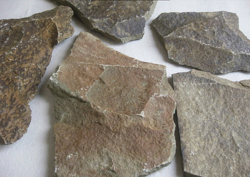 Kamenclub.ru: Песчаник пластушка "фонтанка" серо-зеленая (3,0-5,0 см)  купить в Ижевске песчаник серо-зеленая колотые плитки облицовочные пластушки 11400 руб/м3   фото КАМЕНЬ КЛУБ