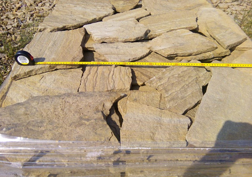 Kamenclub.ru: Песчаник пластушка желтый с разводом под дерево (2 см)  купить в Ижевске плитняк желтый с разводами, желтый, рыжий, серый песчаник пластушка рваная ландшафтная 11 000 руб/м3   фото КАМЕНЬ КЛУБ