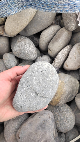 Kamenclub.ru: Галька речная окат (темно-серая) фр. 70-150 мм. купить  в Ижевске галька речная темно-серая, синяя, серая речная галька округлая  8000 руб/т   фото КАМЕНЬ КЛУБ