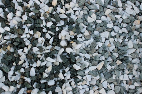 Kamenclub.ru: Мраморная крошка (щебень крошка микс: белый-зеленый) фр. 10-20 мм.  купить в Ижевске мрамор белый, зеленый каменная ландшафтная декоративная крошка щебня 9500 руб/т   фото КАМЕНЬ КЛУБ