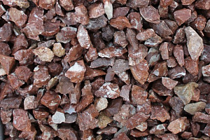 Kamenclub.ru: Мраморная крошка (щебень крошка розовый) фр. 20-40 мм.  купить в Ижевске мрамор розовый, красный мраморная крошка декоративная 11000 руб/т   фото КАМЕНЬ КЛУБ