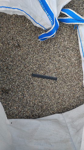 Kamenclub.ru: Галька речная окат (серая) фр.3-5 мм купить  в Ижевске галька речная серая бежевый темно-серый окатанный речной камень округлый 9500 руб/т   фото КАМЕНЬ КЛУБ