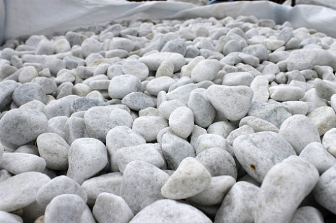 Kamenclub.ru: Мраморная крошка (щебень галтованный белый), фр.20-40 мм.  купить в Ижевске мрамор белый бежевый молочный мраморный щебень декоративный 17000 руб/т   фото КАМЕНЬ КЛУБ