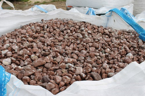 Kamenclub.ru: Мраморная крошка (щебень галтованный розовый) фр.10-20 мм.  купить в Ижевске мрамор розовый, красный ландшафтный декоративный окатанный округлый щебень 15000 руб/т   фото КАМЕНЬ КЛУБ