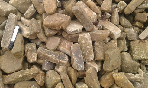 Kamenclub.ru: Песчаник для строительства и кладки блочный (фр 100-200 мм)  купить в Ижевске песчаник бежевый серый рыжий валун мелкий для строительства песчаник 6500 руб/т   фото КАМЕНЬ КЛУБ