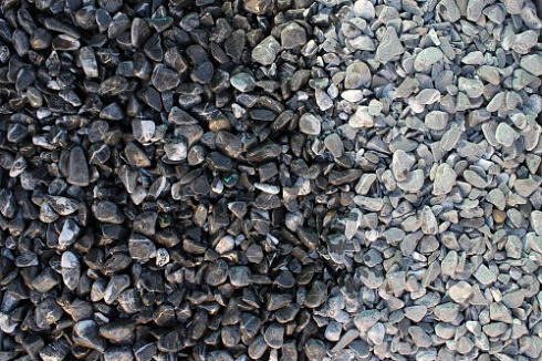 Kamenclub.ru: Щебень галтованный черный (мрамор) фр.10-20 мм.  купить в Ижевске мрамор черный с белыми прожилками, черный, белый окатанный округлый ландшафтный декоративный щебень 15000 руб/т   фото КАМЕНЬ КЛУБ