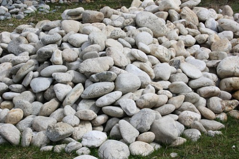 Kamenclub.ru: Бело-серый валунчик фр.100-300 мм.  купить в Ижевске крупный камень для ландшафта серый, белый бело-серый валун крупная галька 4500 руб/т   фото КАМЕНЬ КЛУБ