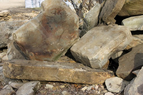 Kamenclub.ru: Песчаник плиты - плахи - пошаговые дорожки (фр. 70-150 мм)  купить в Ижевске песчаник серый бежевый желтый зеленый колотый песчаник строительный 6500 руб/т   фото КАМЕНЬ КЛУБ