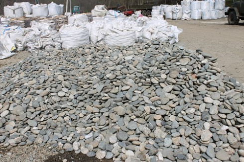 Kamenclub.ru: Галька речная плоская (ассорти) фр. 70-150 мм. купить  в Ижевске галька галечник серый белый темно-серый синий светло-серый плоская природная галька  9000 руб/т   фото КАМЕНЬ КЛУБ