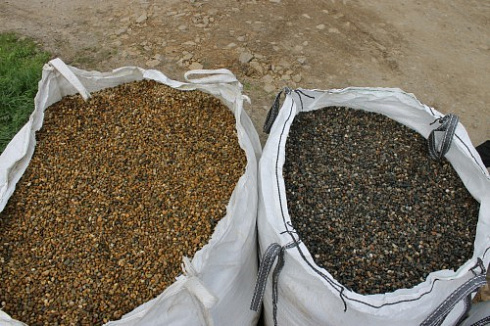 Kamenclub.ru: Галька окат (серо-желтая) фр.10-20 мм. купить  в Ижевске галька серо-желтая, рыжая, серый речная окатанная округлая галька 5000 руб/т   фото КАМЕНЬ КЛУБ