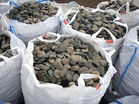 Kamenclub.ru: Галька речная плоская (ассорти) фр. 100-200-300 мм. купить  в Ижевске галька плоская разноцветная серый белый темно-серый синий речная галька ландшафтная 8000 руб/т   фото КАМЕНЬ КЛУБ