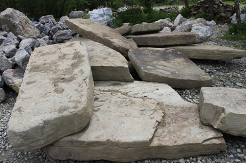 Kamenclub.ru: Песчаник плиты - плахи - пошаговые дорожки (фр. 70-150 мм)  купить в Ижевске песчаник серый бежевый желтый зеленый колотый песчаник строительный 6500 руб/т   фото КАМЕНЬ КЛУБ