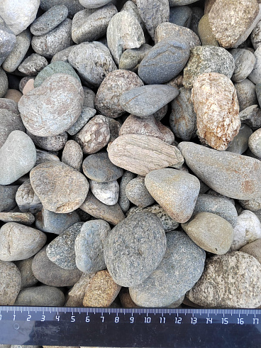 Kamenclub.ru: Галька речная окат (пестрая) фр. 20-40 мм. купить  в Ижевске галька речная пестрая, серая, серые оттенки галька речная окатанная округлая 5000 руб/т   фото КАМЕНЬ КЛУБ