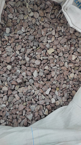 Kamenclub.ru: Мраморная крошка (щебень галтованный розовый) фр.20-40 мм.  купить в Ижевске мрамор розовый, красный оголтованный округлый щебень  15000 руб/т   фото КАМЕНЬ КЛУБ