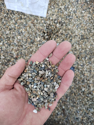 Kamenclub.ru: Галька речная окат (серая) фр.3-5 мм купить  в Ижевске галька речная серая бежевый темно-серый окатанный речной камень округлый 9500 руб/т   фото КАМЕНЬ КЛУБ