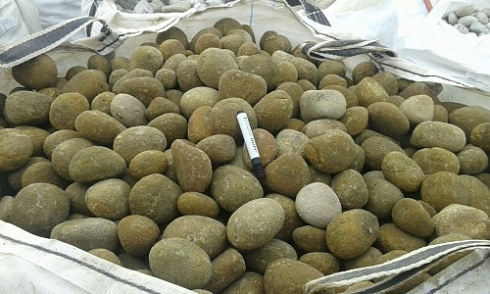 Kamenclub.ru: Песчаник ядра, фр. 100-300 мм  купить в Ижевске песчаник бежевый серый рыжий речная галька 5 000 руб/т   фото КАМЕНЬ КЛУБ