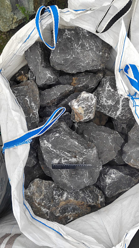 Kamenclub.ru: Черный мрамор скальник фр. 100-500 мм.  купить в Ижевске мрамор черный белый серый крупный колотый валун ландшафтный 8500 руб/т   фото КАМЕНЬ КЛУБ