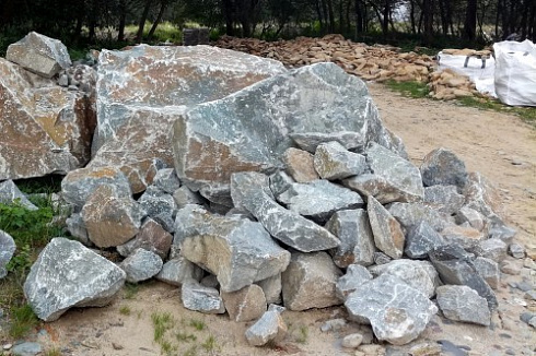 Kamenclub.ru: Гранит скальник (серо-зеленый) фр. 500-1500 мм.  купить в Ижевске гранит мрамор  серый зеленый темно-серый глыба скальная колотая ландшафтная 7 500 руб/т   фото КАМЕНЬ КЛУБ