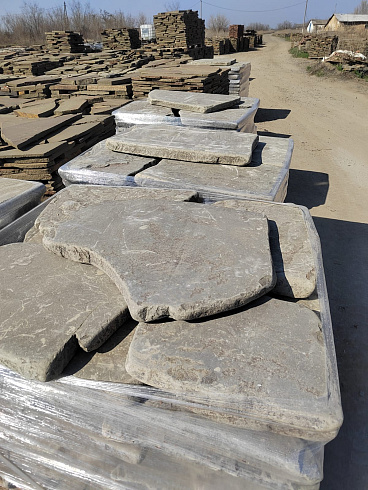 Kamenclub.ru: Песчаник пластушка галтованная светло-серая (3,0 см)  купить в Ижевске песчаник светло-серый, серый ландшафтный камень рваный колотый 21000 руб/м3   фото КАМЕНЬ КЛУБ