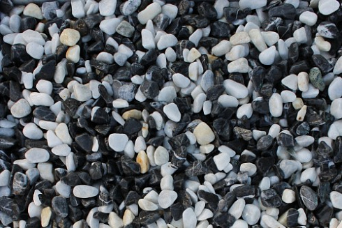 Kamenclub.ru: Мраморная крошка (щебень галтованный микс:: белый-черный) фр.5-10 мм  купить в Ижевске мрамор белый, черный, молочный, серый галтовка мраморная окатанная декоративная ландшафтная 15500 руб/т   фото КАМЕНЬ КЛУБ