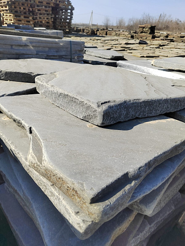 Kamenclub.ru: Песчаник пластушка светло-серый (4,0 - 6,0 см)  купить в Ижевске плитняк - пластушка светло-серый песчаник 12600 руб/м3   фото КАМЕНЬ КЛУБ