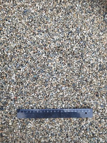 Kamenclub.ru: Галька речная окат (серая) фр.3-5 мм купить  в Ижевске галька речная серая бежевый темно-серый окатанный речной камень округлый 9500 руб/т   фото КАМЕНЬ КЛУБ