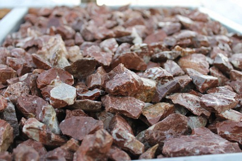 Kamenclub.ru: Мраморная крошка (щебень крошка розовый) фр. 20-40 мм.  купить в Ижевске мрамор розовый, красный мраморная крошка декоративная 11000 руб/т   фото КАМЕНЬ КЛУБ