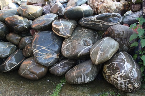 Kamenclub.ru: Валунчик Паутинник фр.100-300 мм  купить в Ижевске крупный природный камень галечник темно-серый с прожилками белый черный речной валунчик 5000 руб/т   фото КАМЕНЬ КЛУБ