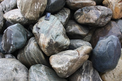 Kamenclub.ru: Речной валун Кабанчик фр.300-500 мм.  купить в Ижевске крупный природный камень галька серый, темно-серый речной валун галечник масштабный 7000 руб/т   фото КАМЕНЬ КЛУБ