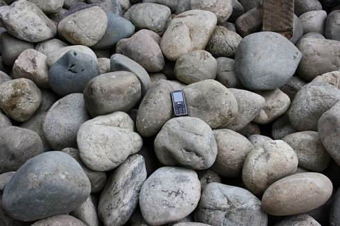 Kamenclub.ru: Темно-серый валунчик фр.100-300 мм.  купить в Ижевске крупный природный камень серый, темно-серый, светло-серый речная галька большого размера окатанная 4500 руб/т   фото КАМЕНЬ КЛУБ