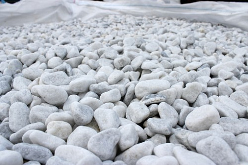 Kamenclub.ru: Мраморная крошка (щебень галтованный белый) фр.10-20 мм.  купить в Ижевске мрамор белый, молочный, айвори окатанный округлый декоративный ландшафтный щебень 17000 руб/т   фото КАМЕНЬ КЛУБ