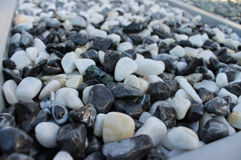 Kamenclub.ru: Мраморная крошка (щебень галтованный микс:белый-черный) фр.10-20 мм.  купить в Ижевске мрамор белый, черный окатанные округлые декоративные ландшафтные камни щебня 15500 руб/т   фото КАМЕНЬ КЛУБ