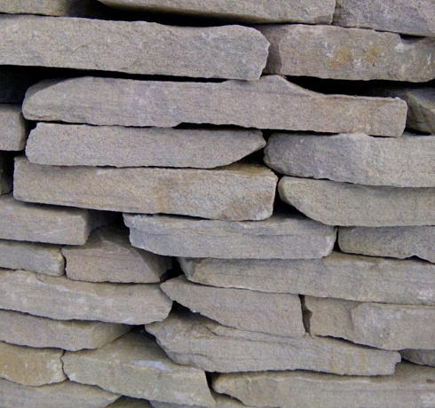 Kamenclub.ru: Песчаник пластушка светло-серый (4,0 - 6,0 см)  купить в Ижевске плитняк - пластушка светло-серый песчаник 12600 руб/м3   фото КАМЕНЬ КЛУБ