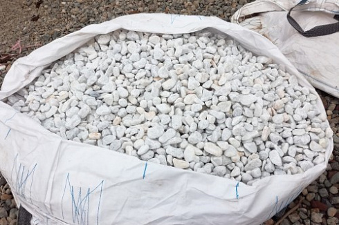 Kamenclub.ru: Мраморная крошка (щебень галтованный белый), фр.20-40 мм.  купить в Ижевске мрамор белый бежевый молочный мраморный щебень декоративный 17000 руб/т   фото КАМЕНЬ КЛУБ