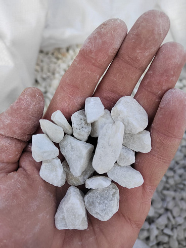 Kamenclub.ru: Мраморная крошка, щебень, цвет-белый, фр. 10-20 мм.  купить в Ижевске мрамор белый, молочный айвори каменная ландшафтная декоративная крошка шебня 12000 руб/т   фото КАМЕНЬ КЛУБ