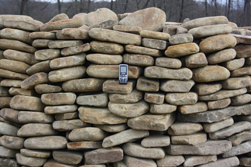 Kamenclub.ru: Песчаник для мощения дорожек, площадок, парковок ( фр 5-10 см)  купить в Ижевске песчаник  серый желтый коричневый рыжий песчаник оголтованный окатанный 6500 руб/т   фото КАМЕНЬ КЛУБ