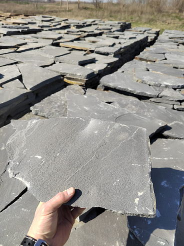 Kamenclub.ru: Песчаник пластушка светло-серый (2,0 см)  купить в Ижевске плитняк- ластушка светло-серый, серый рваный ландшафтный плитняк колотый 13800 руб/м3   фото КАМЕНЬ КЛУБ